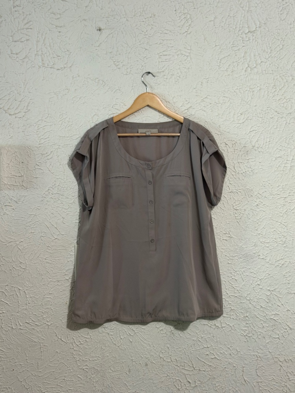 LOFT Women’s Tan Taupe Short Sleeve Pleated Blouse Size Large